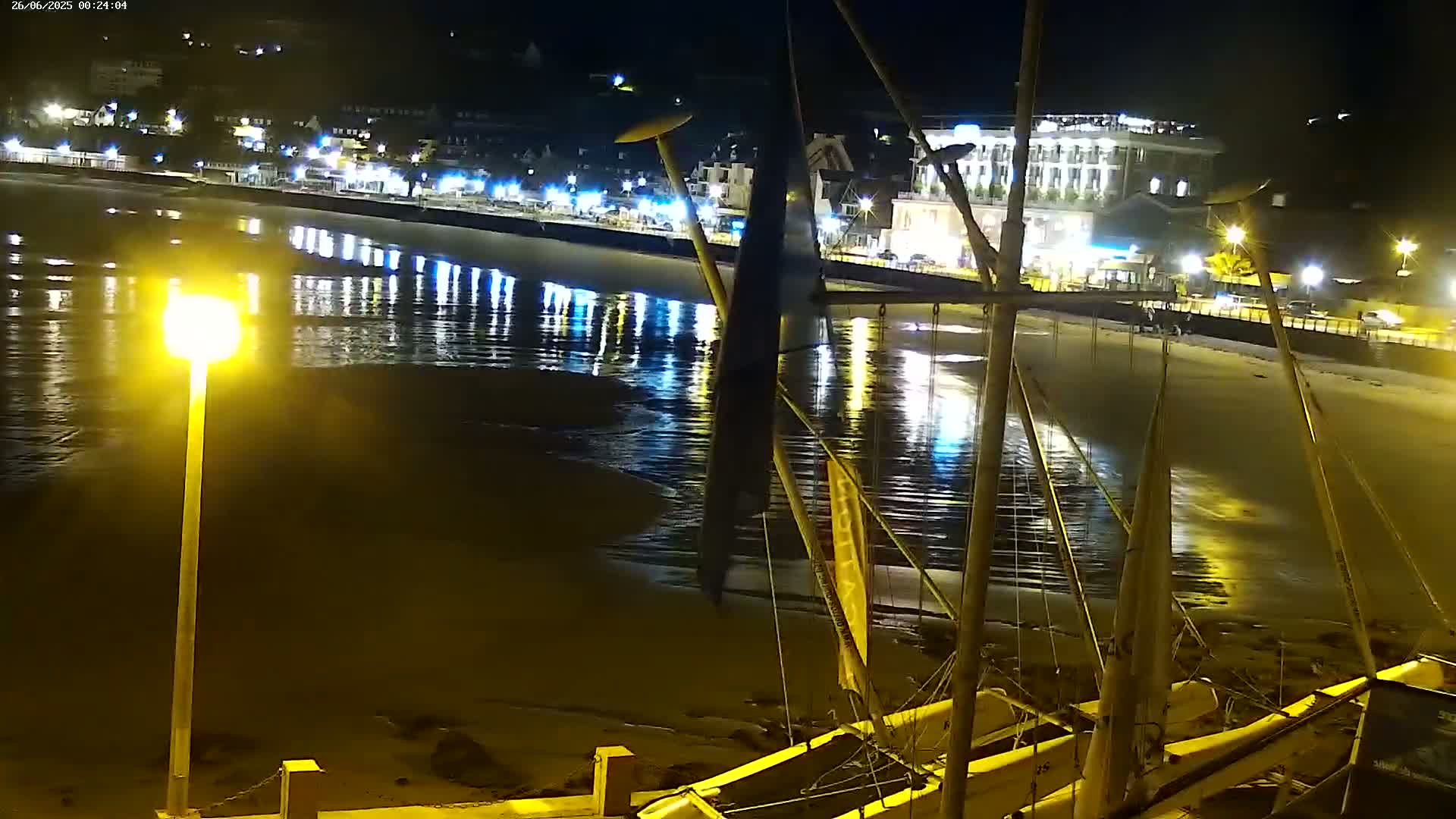 Perros-Guirec Plage de Trestraou Beach Live Cam - Lannion, Cotes-d'Armor, Bretagne, France