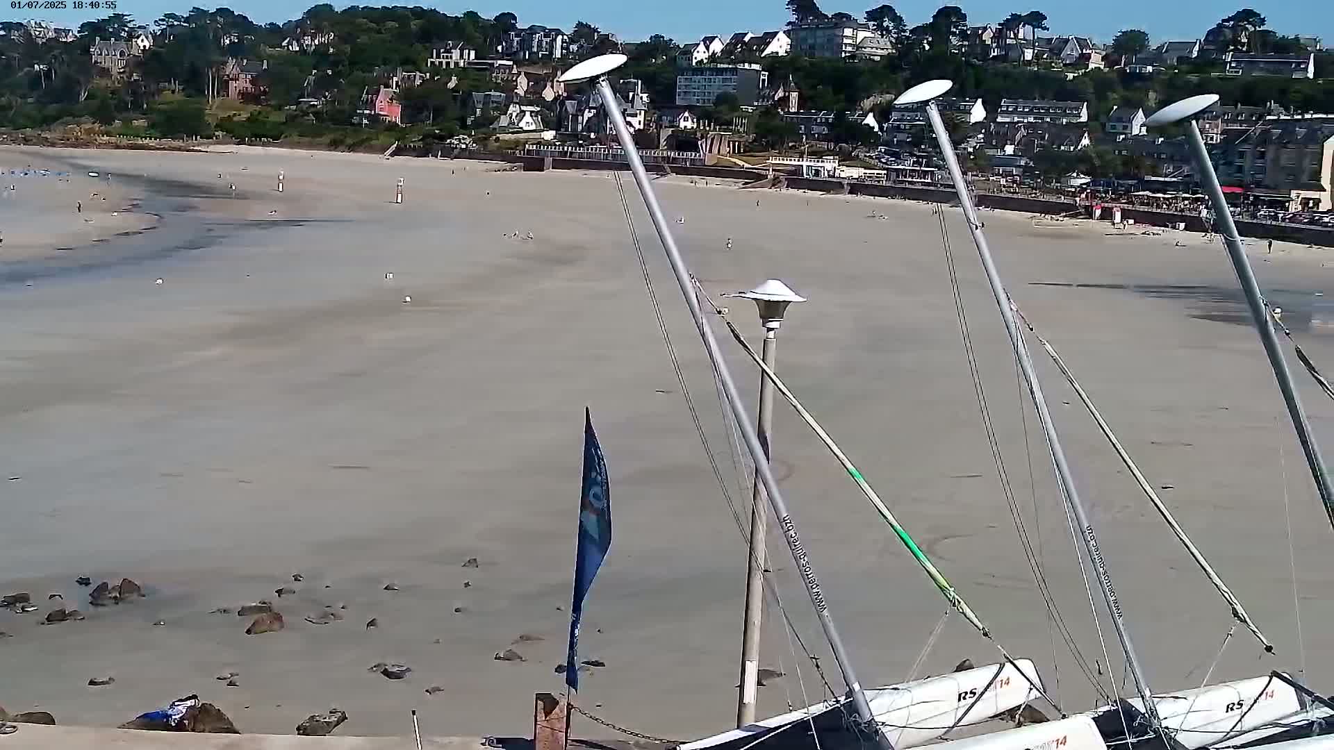 Perros-Guirec Plage de Trestraou Beach Live Cam - Lannion, Cotes-d'Armor, Bretagne, France