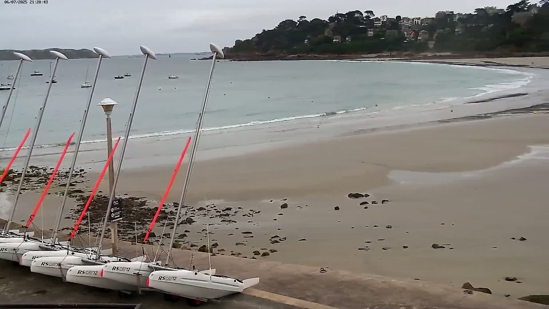 Perros-Guirec Plage de Trestraou Beach Live Cam - Lannion, Cotes-d'Armor, Bretagne, France