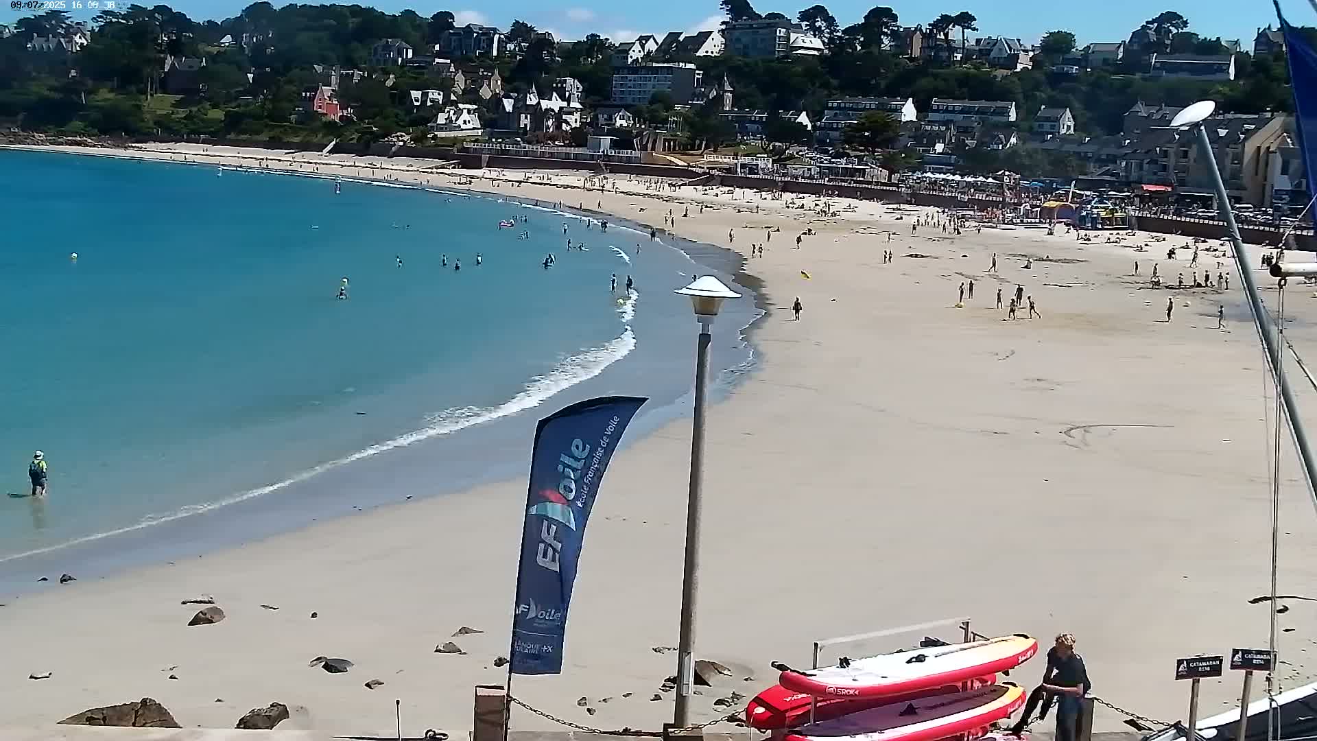 Perros-Guirec Plage de Trestraou Beach Live Cam - Lannion, Cotes-d'Armor, Bretagne, France