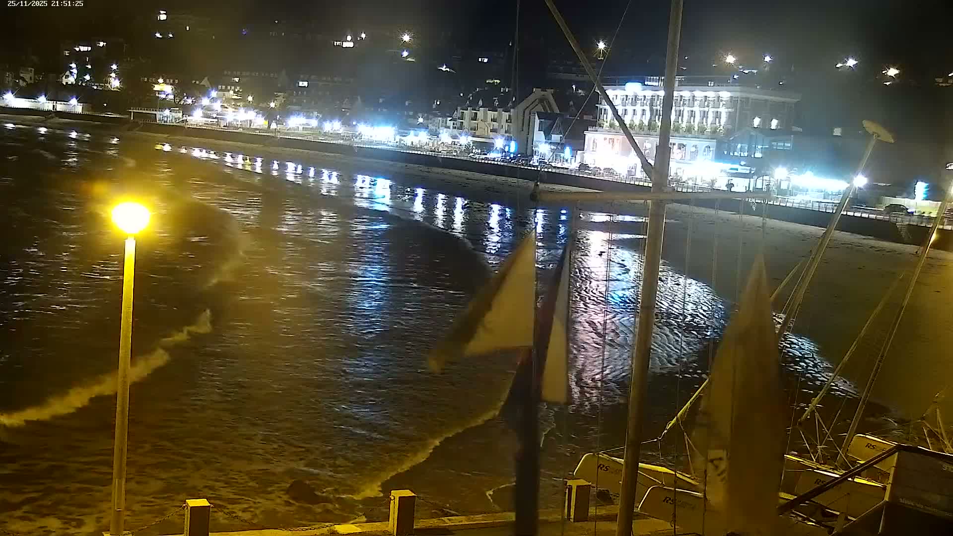 Perros-Guirec Plage de Trestraou Beach Live Cam - Lannion, Cotes-d'Armor, Bretagne, France