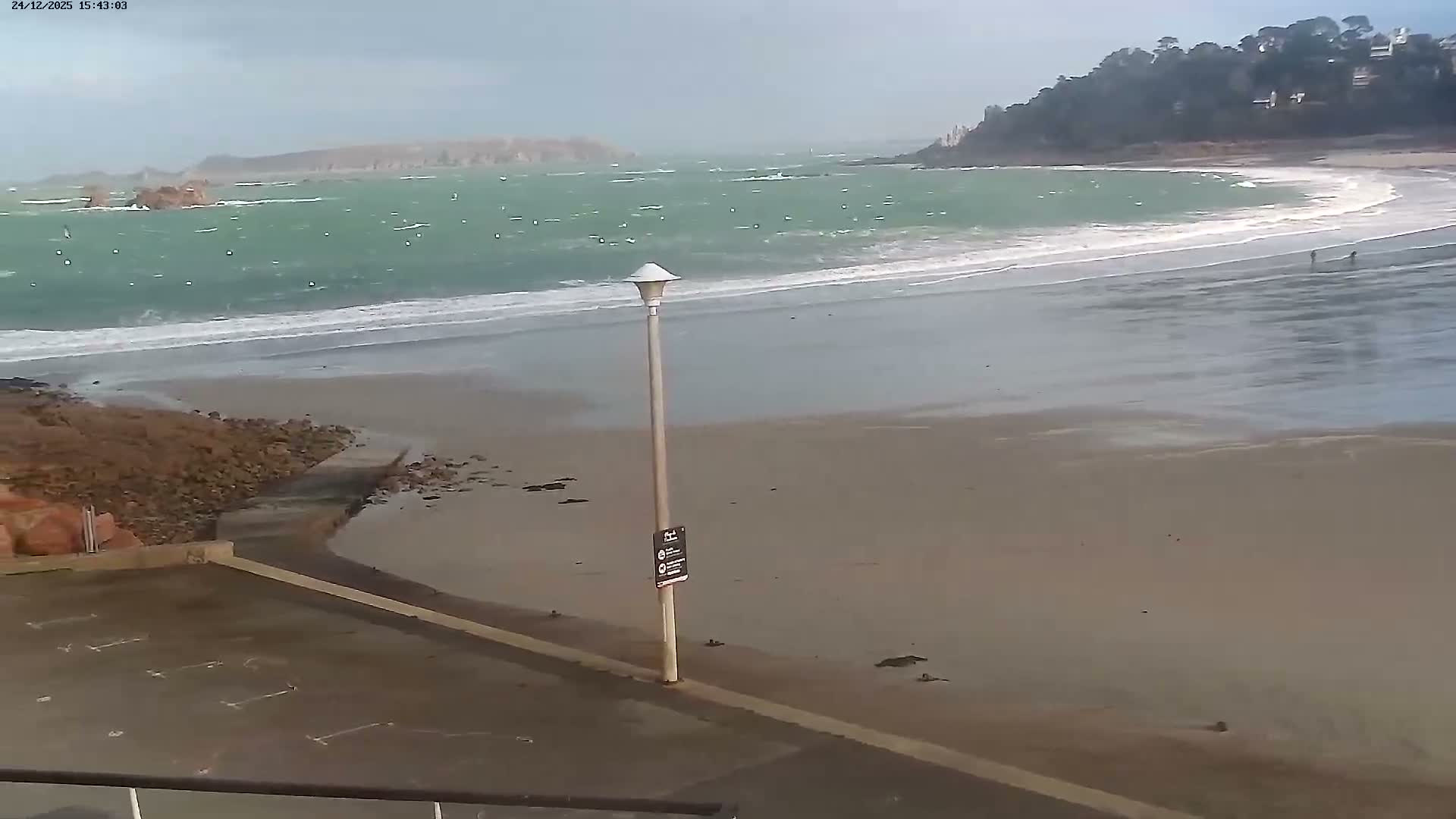 Perros-Guirec Plage de Trestraou Beach Live Cam - Lannion, Cotes-d'Armor, Bretagne, France