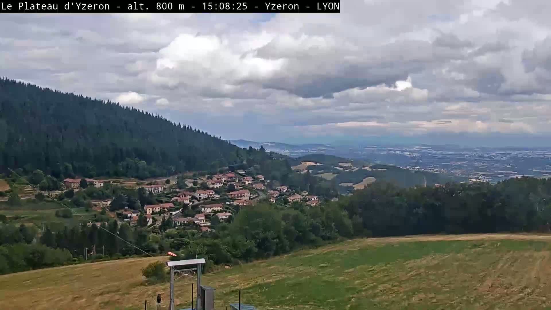Yzeron Adventure,  Plateau d'Yzeron Live Cam - Lyon, Rhone, Auvergne-Rhone-Alpes, france