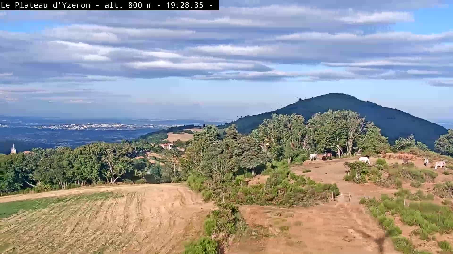 Yzeron Adventure,  Plateau d'Yzeron Live Cam - Lyon, Rhone, Auvergne-Rhone-Alpes, france