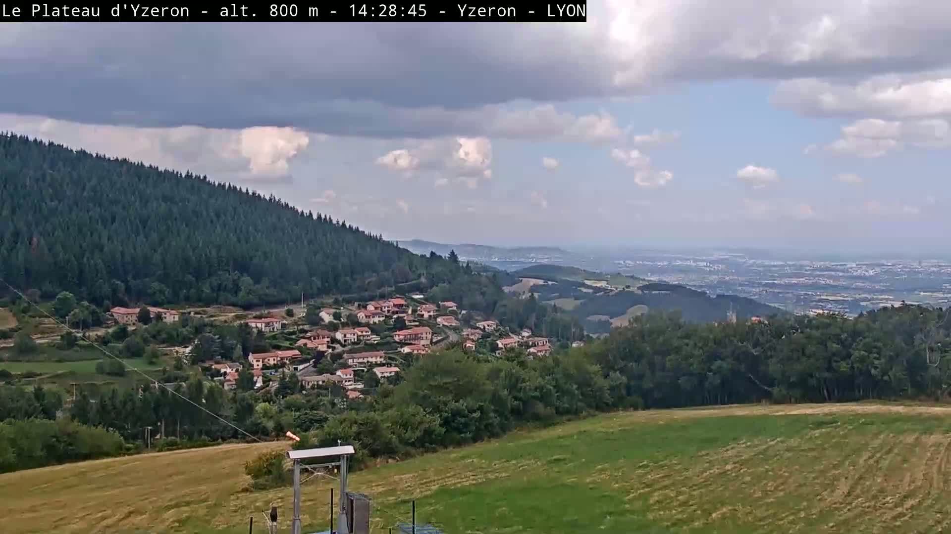 Yzeron Adventure,  Plateau d'Yzeron Live Cam - Lyon, Rhone, Auvergne-Rhone-Alpes, france