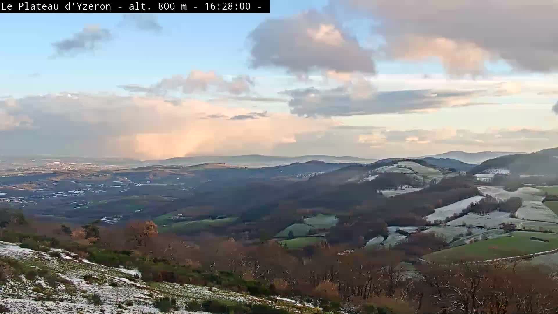 Yzeron Adventure,  Plateau d'Yzeron Live Cam - Lyon, Rhone, Auvergne-Rhone-Alpes, france