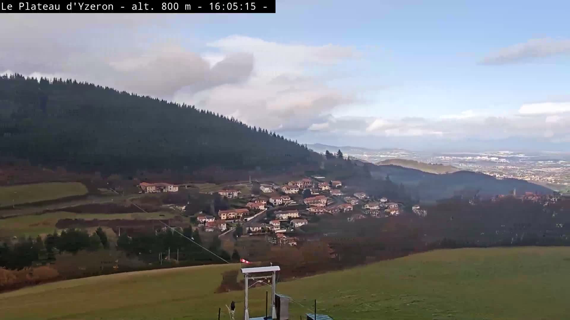 Yzeron Adventure,  Plateau d'Yzeron Live Cam - Lyon, Rhone, Auvergne-Rhone-Alpes, france
