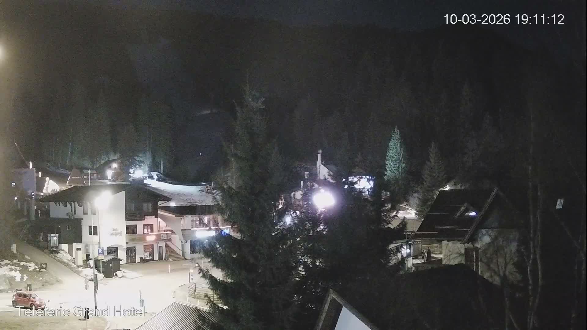Brasov, Poiana Braşov Ski Center Hotel Area & Ski Slope, Poiana Brasov Live Cam - Poiana Brasov, Braşov, Romania 