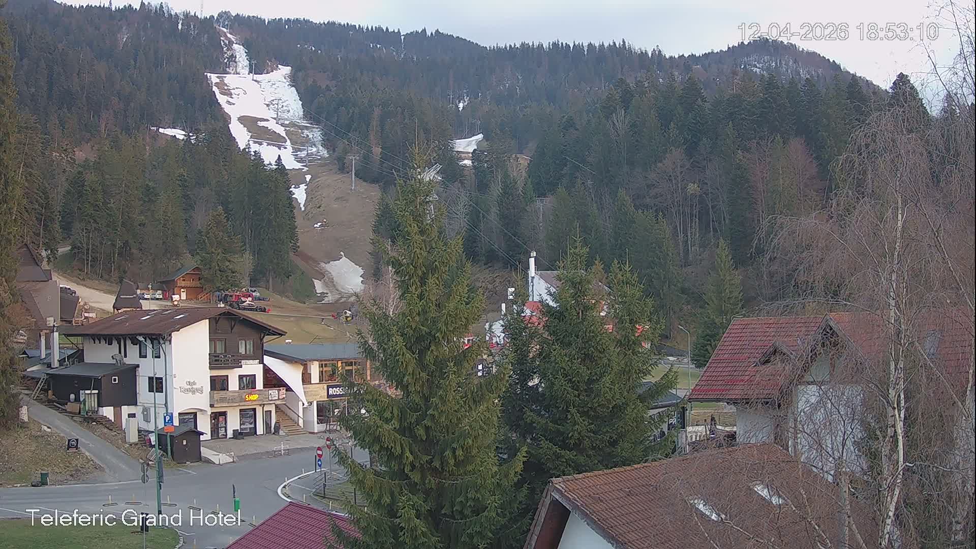 Brasov, Poiana Braşov Ski Center Hotel Area & Ski Slope, Poiana Brasov Live Cam - Poiana Brasov, Braşov, Romania 