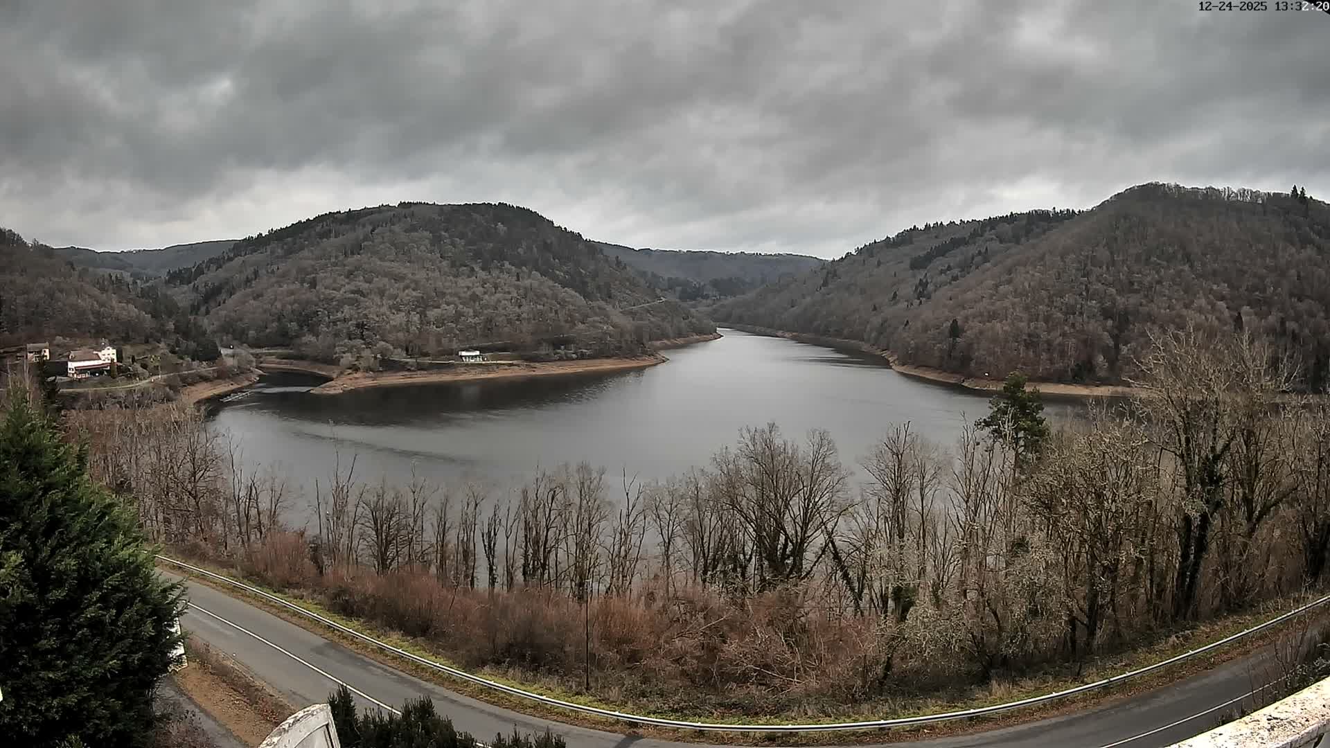 Miremont , Barrage des Fades Dam Live Cam - Riom, Puy-de-Dome, Auvergne-Rhone-Alpes, France