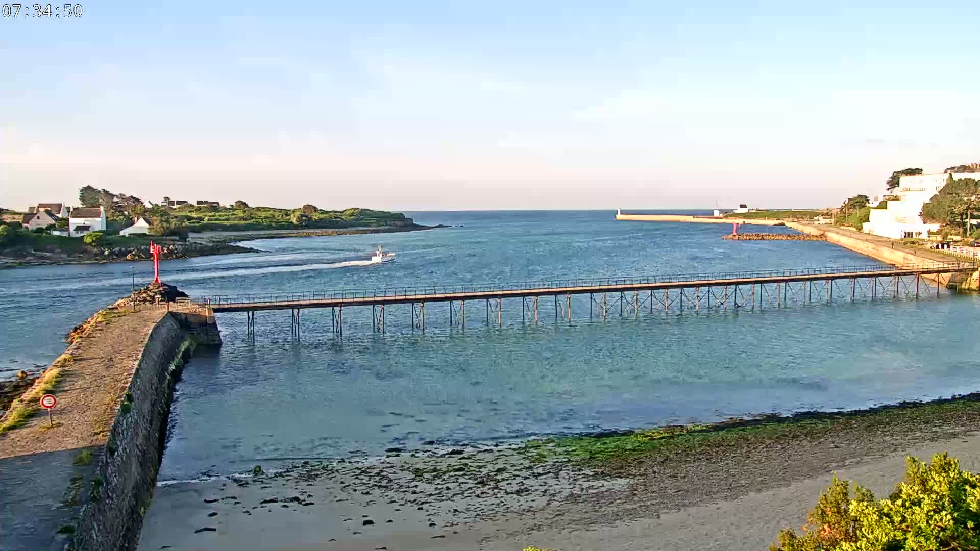 Audierne,  Passerelle des Capucins & Plage des Capucins Beach Live Cam - Quimper, Finistere, Bretagne, France