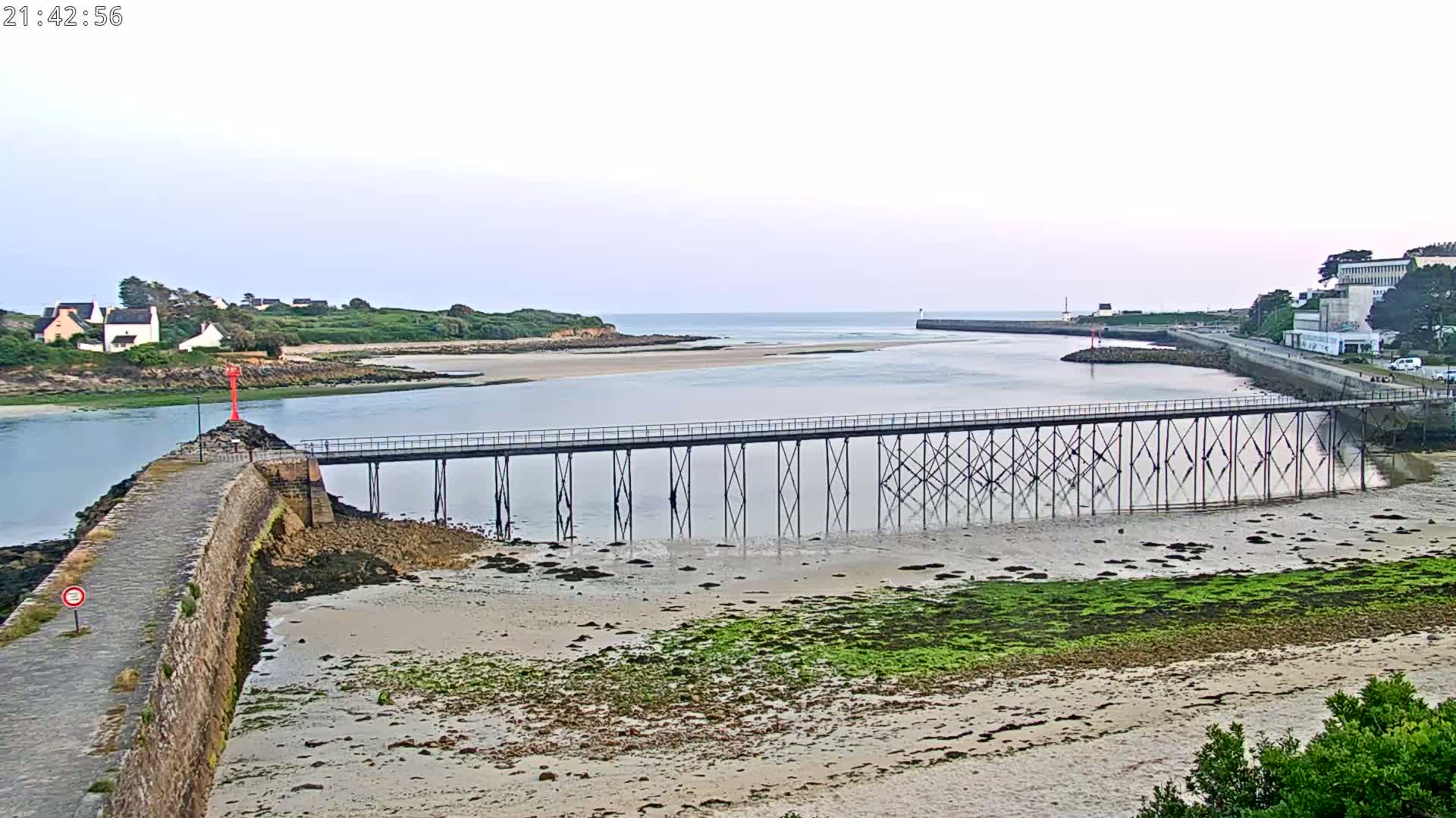 Audierne,  Passerelle des Capucins & Plage des Capucins Beach Live Cam - Quimper, Finistere, Bretagne, France