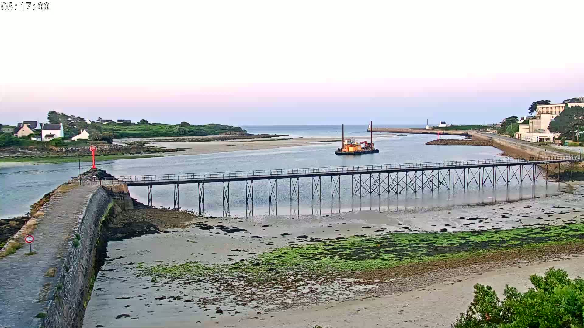 Audierne,  Passerelle des Capucins & Plage des Capucins Beach Live Cam - Quimper, Finistere, Bretagne, France
