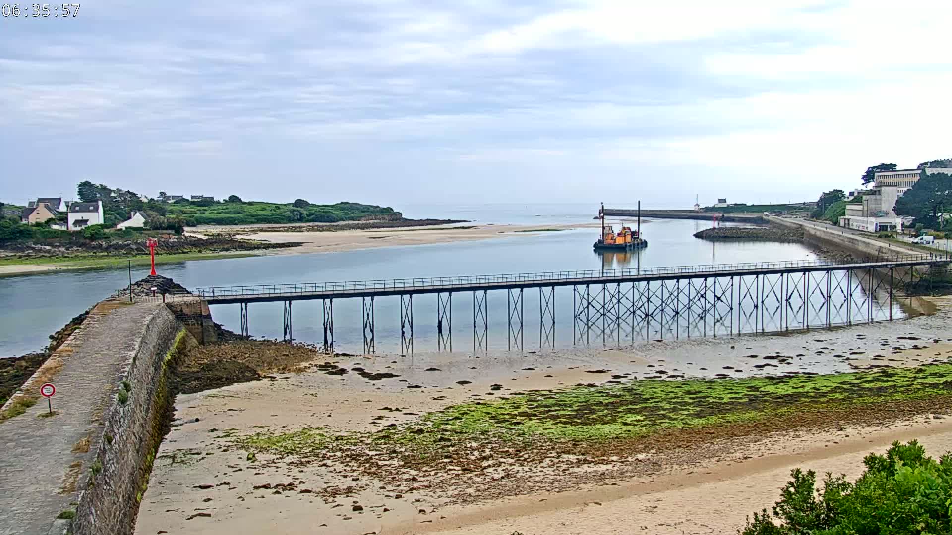 Audierne,  Passerelle des Capucins & Plage des Capucins Beach Live Cam - Quimper, Finistere, Bretagne, France