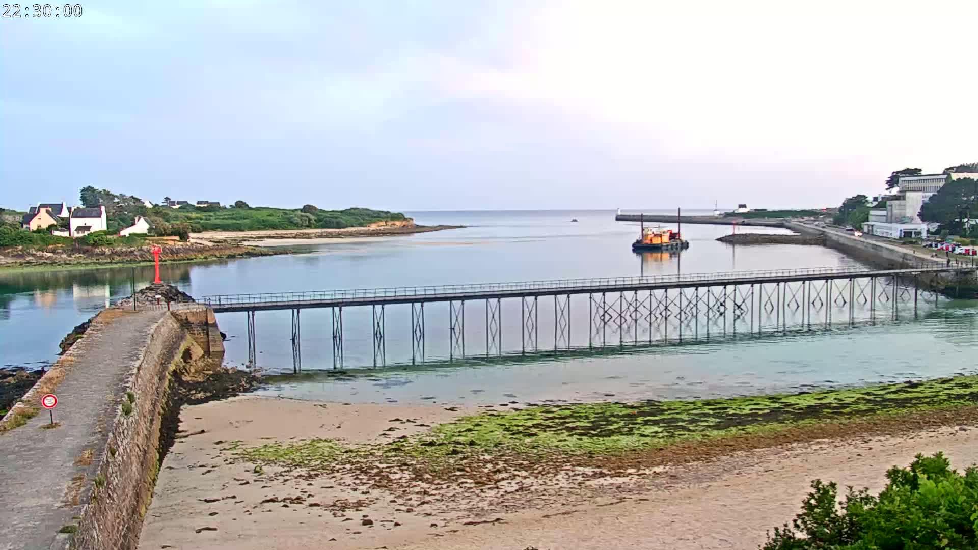 Audierne,  Passerelle des Capucins & Plage des Capucins Beach Live Cam - Quimper, Finistere, Bretagne, France