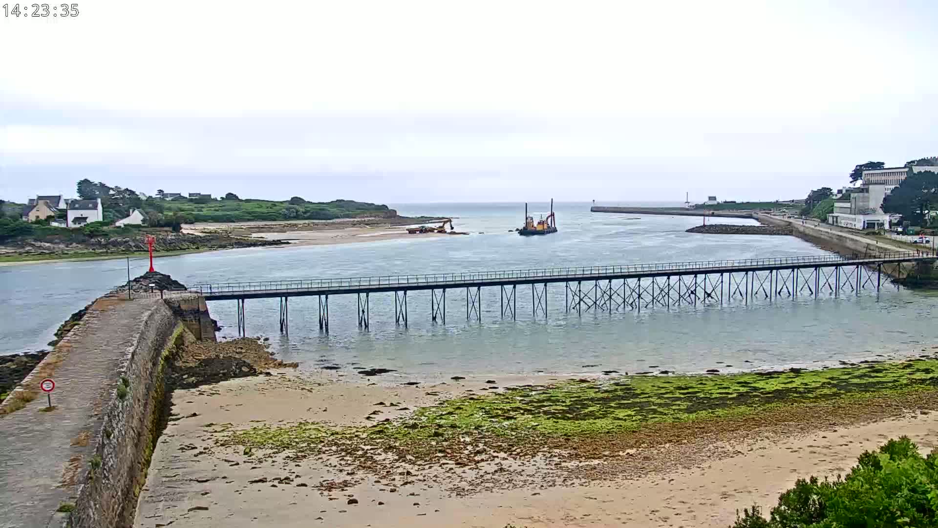 Audierne,  Passerelle des Capucins & Plage des Capucins Beach Live Cam - Quimper, Finistere, Bretagne, France