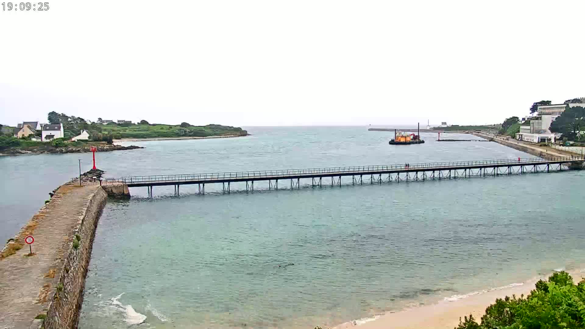Audierne,  Passerelle des Capucins & Plage des Capucins Beach Live Cam - Quimper, Finistere, Bretagne, France