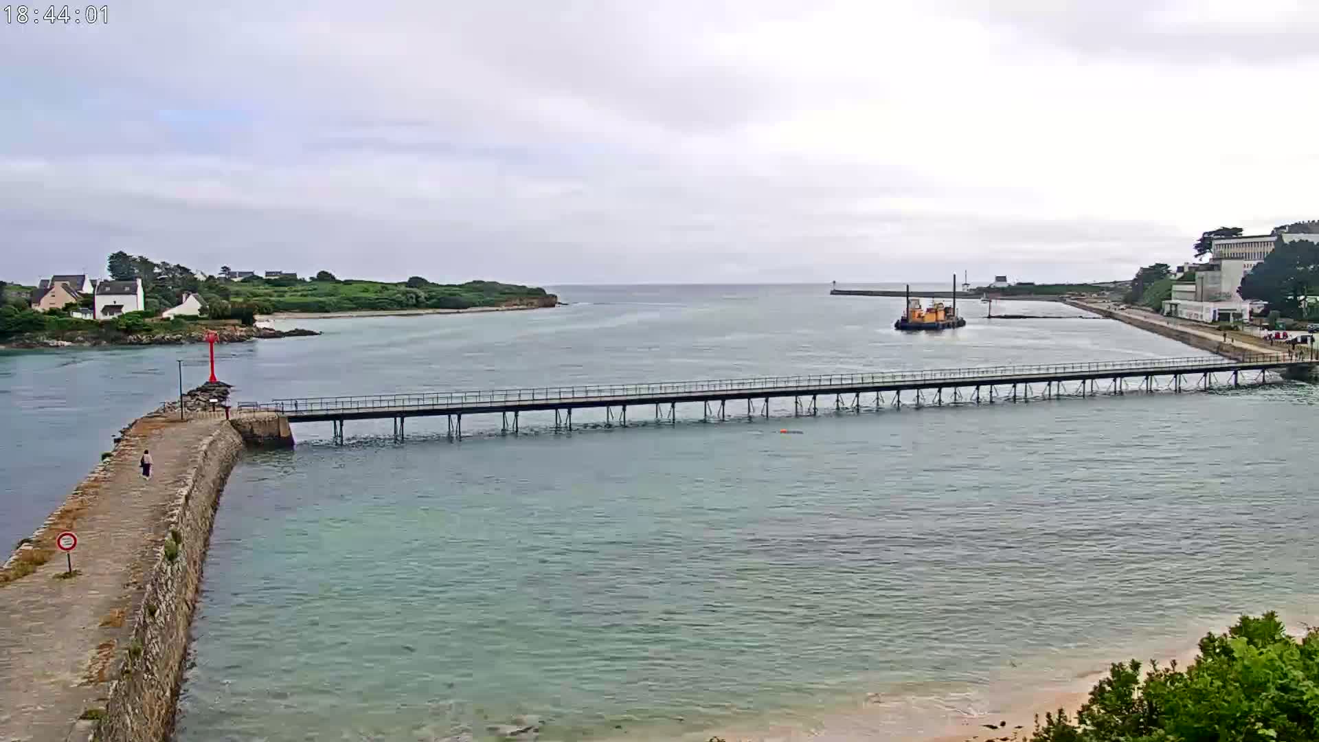 Audierne,  Passerelle des Capucins & Plage des Capucins Beach Live Cam - Quimper, Finistere, Bretagne, France