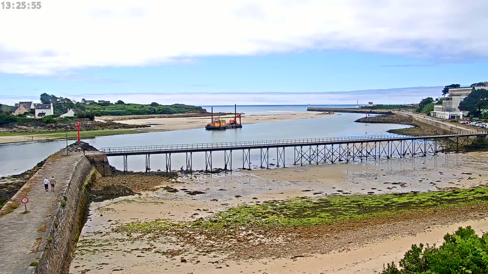 Audierne,  Passerelle des Capucins & Plage des Capucins Beach Live Cam - Quimper, Finistere, Bretagne, France