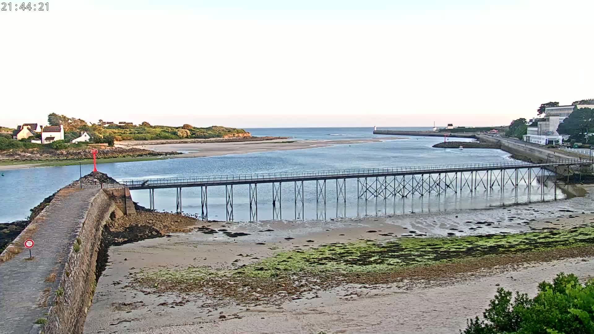 Audierne,  Passerelle des Capucins & Plage des Capucins Beach Live Cam - Quimper, Finistere, Bretagne, France