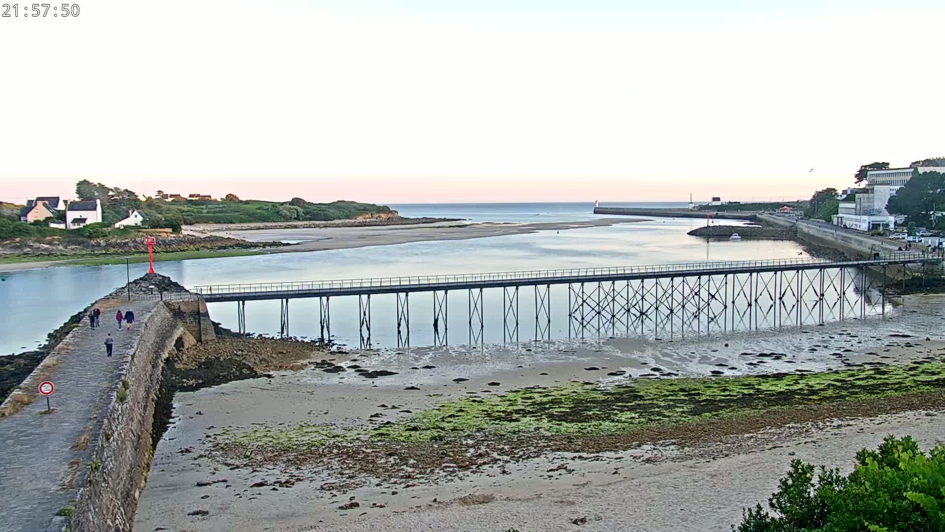 Audierne,  Passerelle des Capucins & Plage des Capucins Beach Live Cam - Quimper, Finistere, Bretagne, France