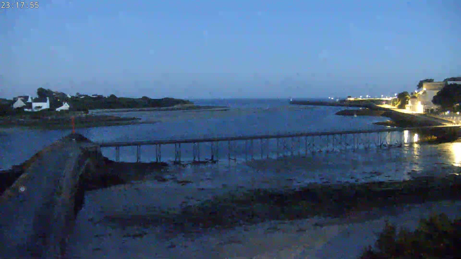 Audierne,  Passerelle des Capucins & Plage des Capucins Beach Live Cam - Quimper, Finistere, Bretagne, France