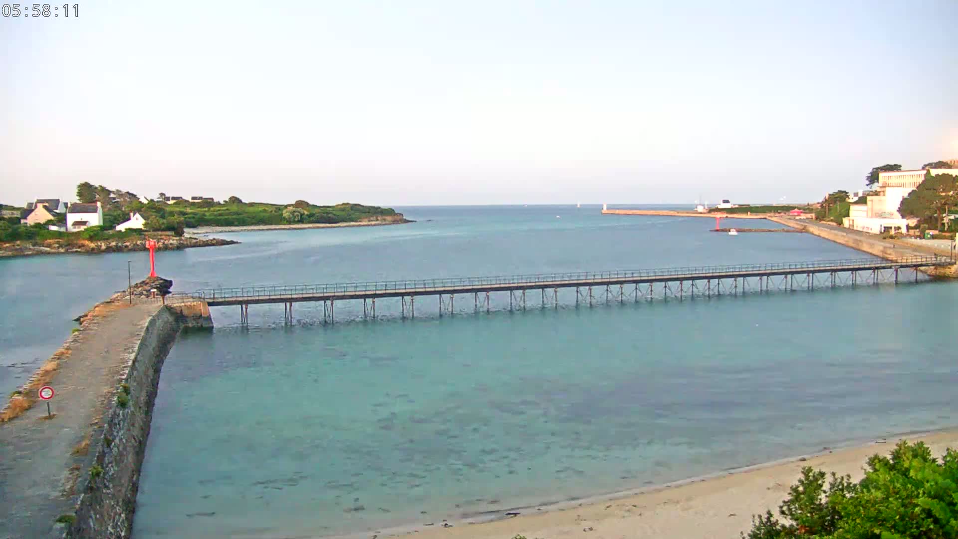 Audierne,  Passerelle des Capucins & Plage des Capucins Beach Live Cam - Quimper, Finistere, Bretagne, France