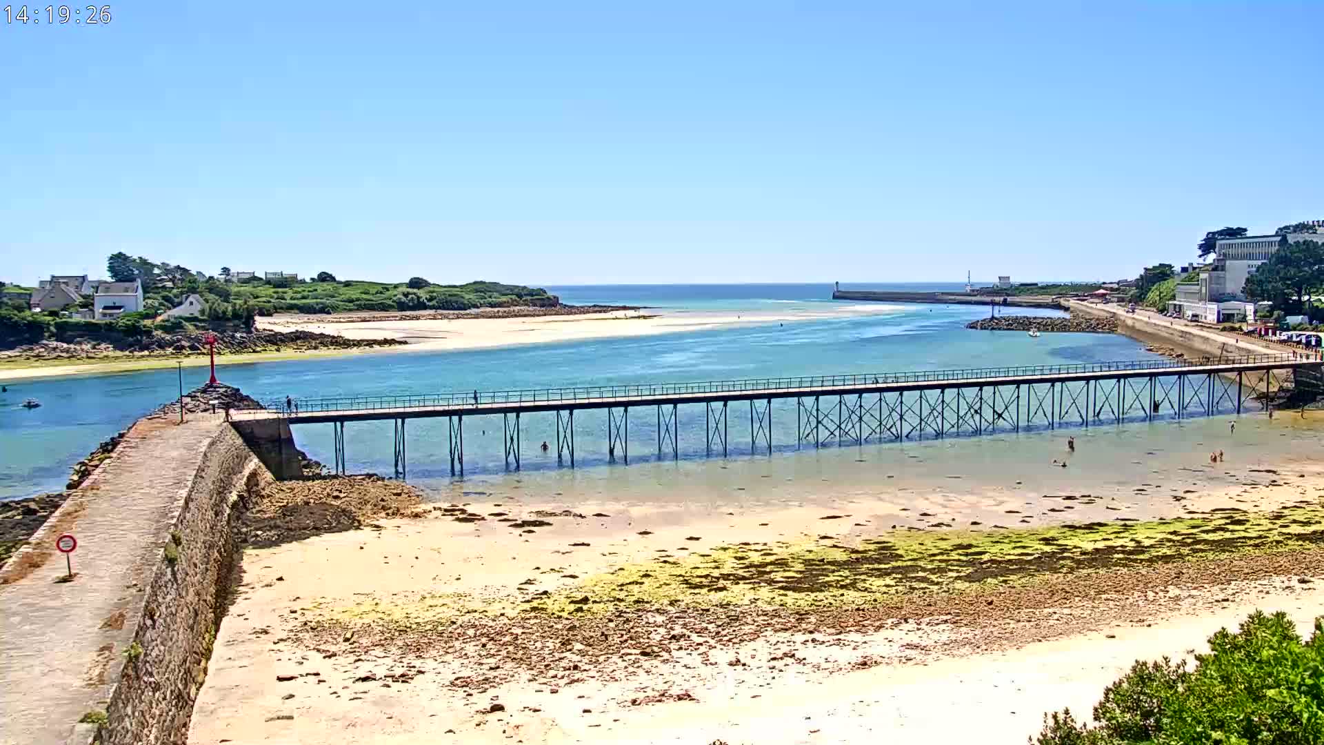 Audierne,  Passerelle des Capucins & Plage des Capucins Beach Live Cam - Quimper, Finistere, Bretagne, France