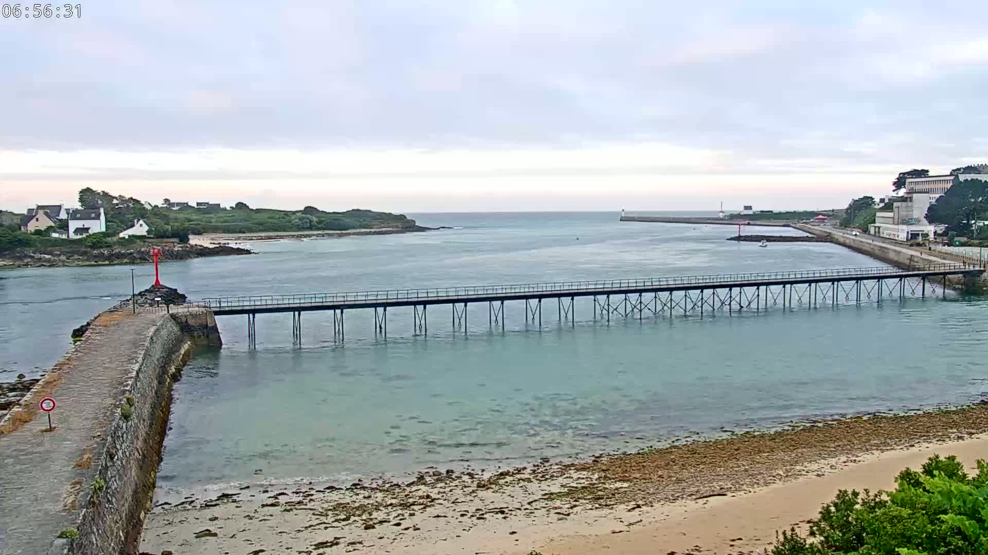 Audierne,  Passerelle des Capucins & Plage des Capucins Beach Live Cam - Quimper, Finistere, Bretagne, France