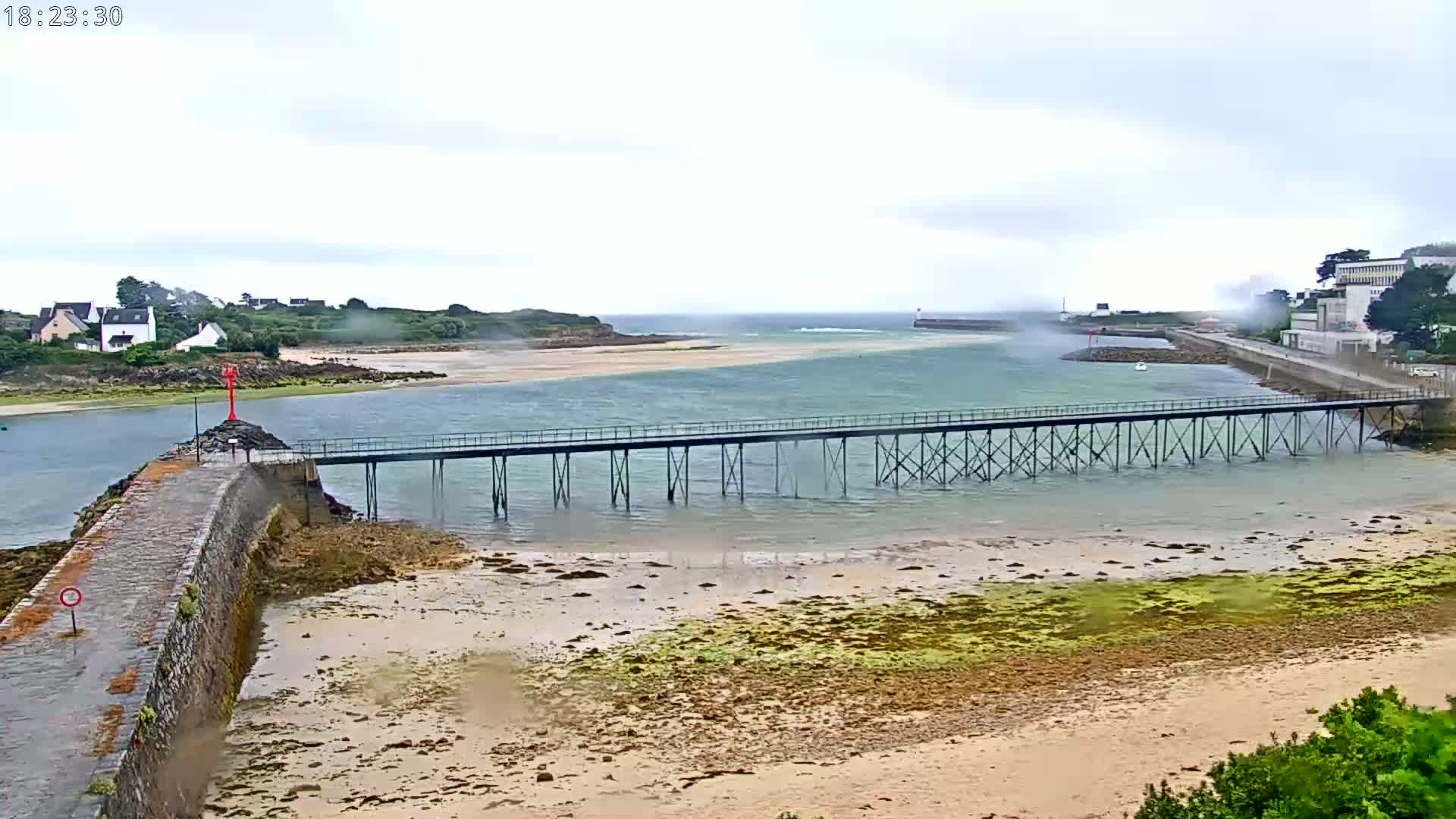 Audierne,  Passerelle des Capucins & Plage des Capucins Beach Live Cam - Quimper, Finistere, Bretagne, France