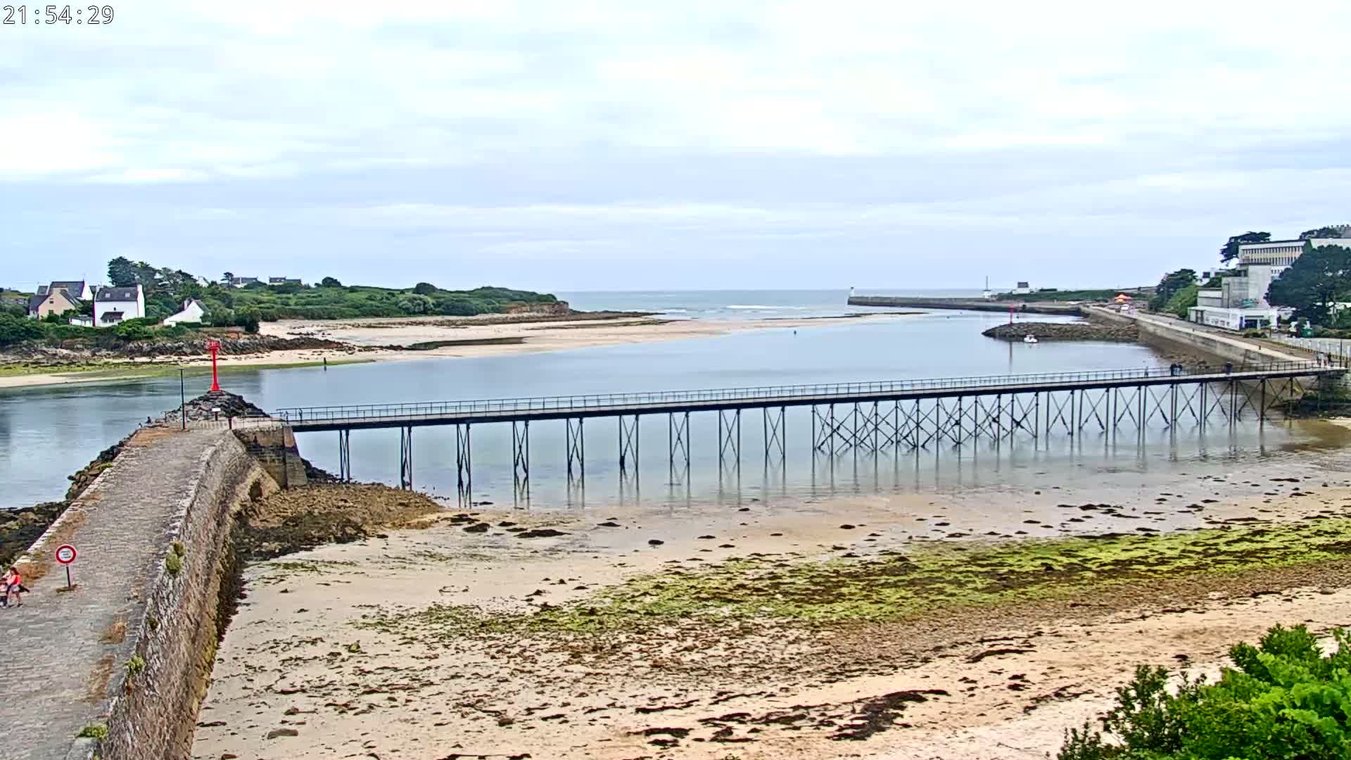 Audierne,  Passerelle des Capucins & Plage des Capucins Beach Live Cam - Quimper, Finistere, Bretagne, France