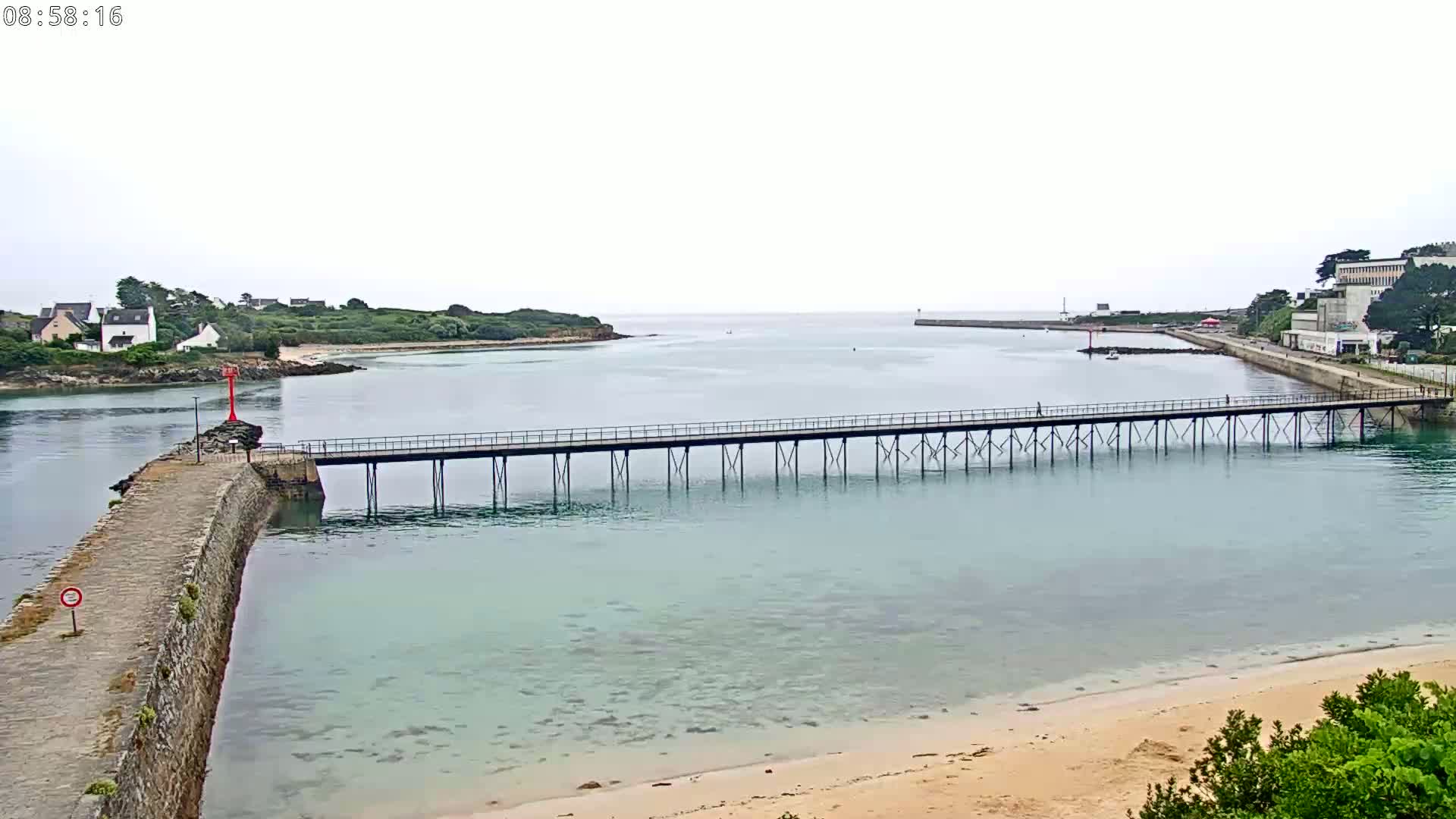 Audierne,  Passerelle des Capucins & Plage des Capucins Beach Live Cam - Quimper, Finistere, Bretagne, France
