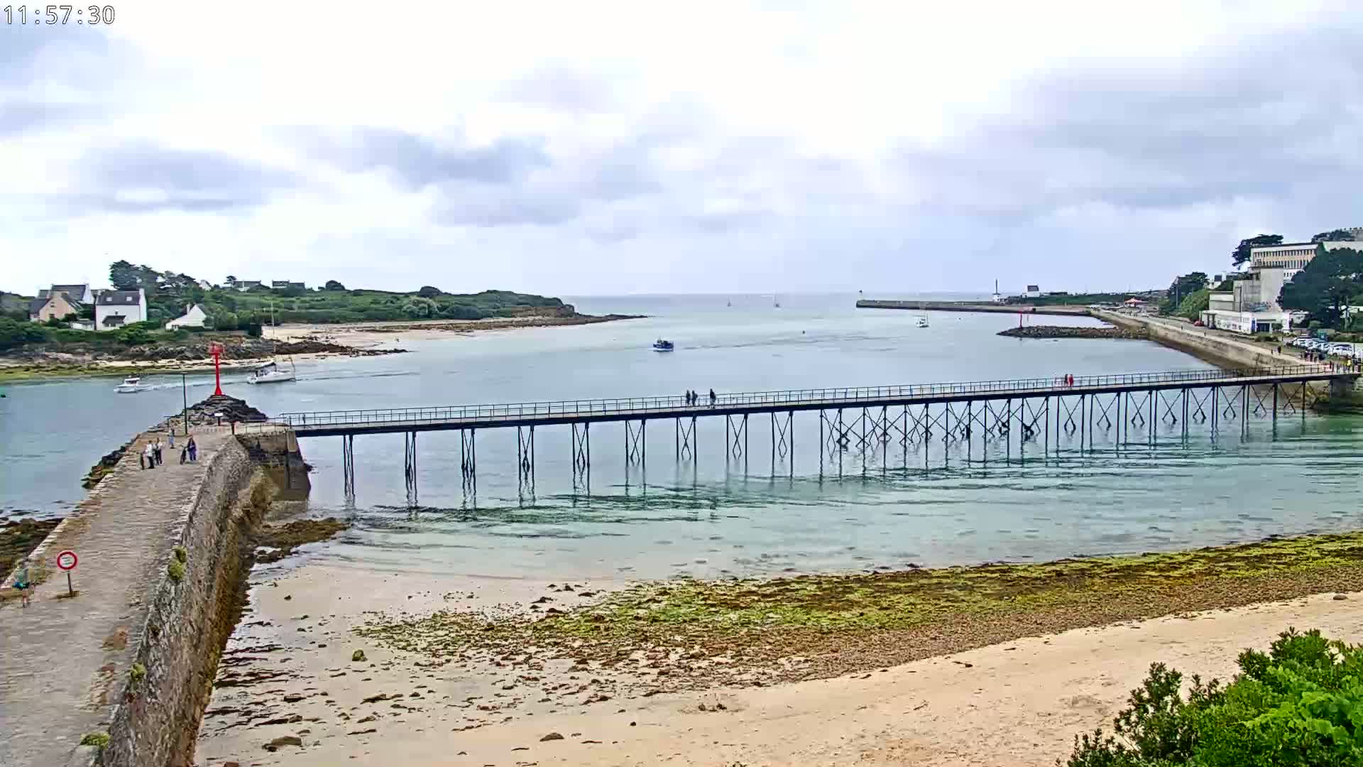 Audierne,  Passerelle des Capucins & Plage des Capucins Beach Live Cam - Quimper, Finistere, Bretagne, France