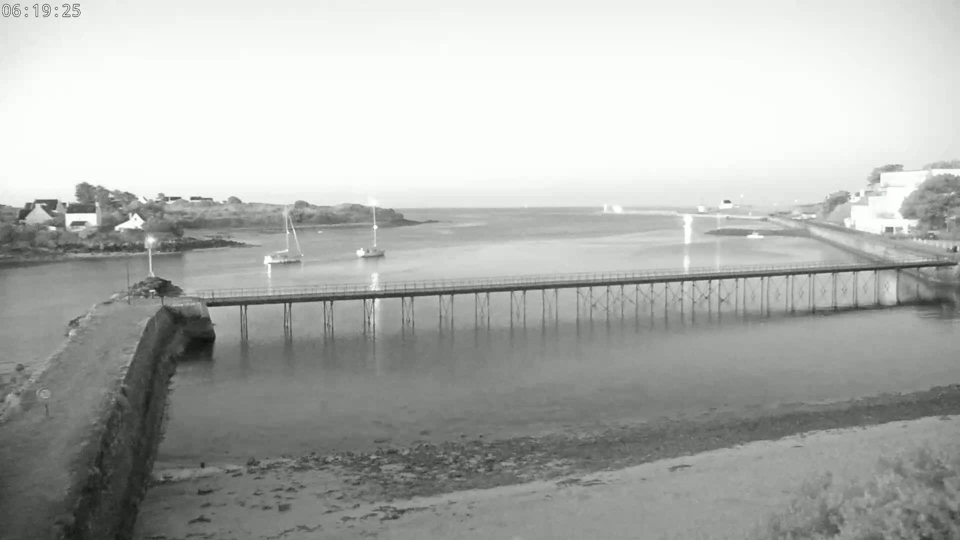 Audierne,  Passerelle des Capucins & Plage des Capucins Beach Live Cam - Quimper, Finistere, Bretagne, France