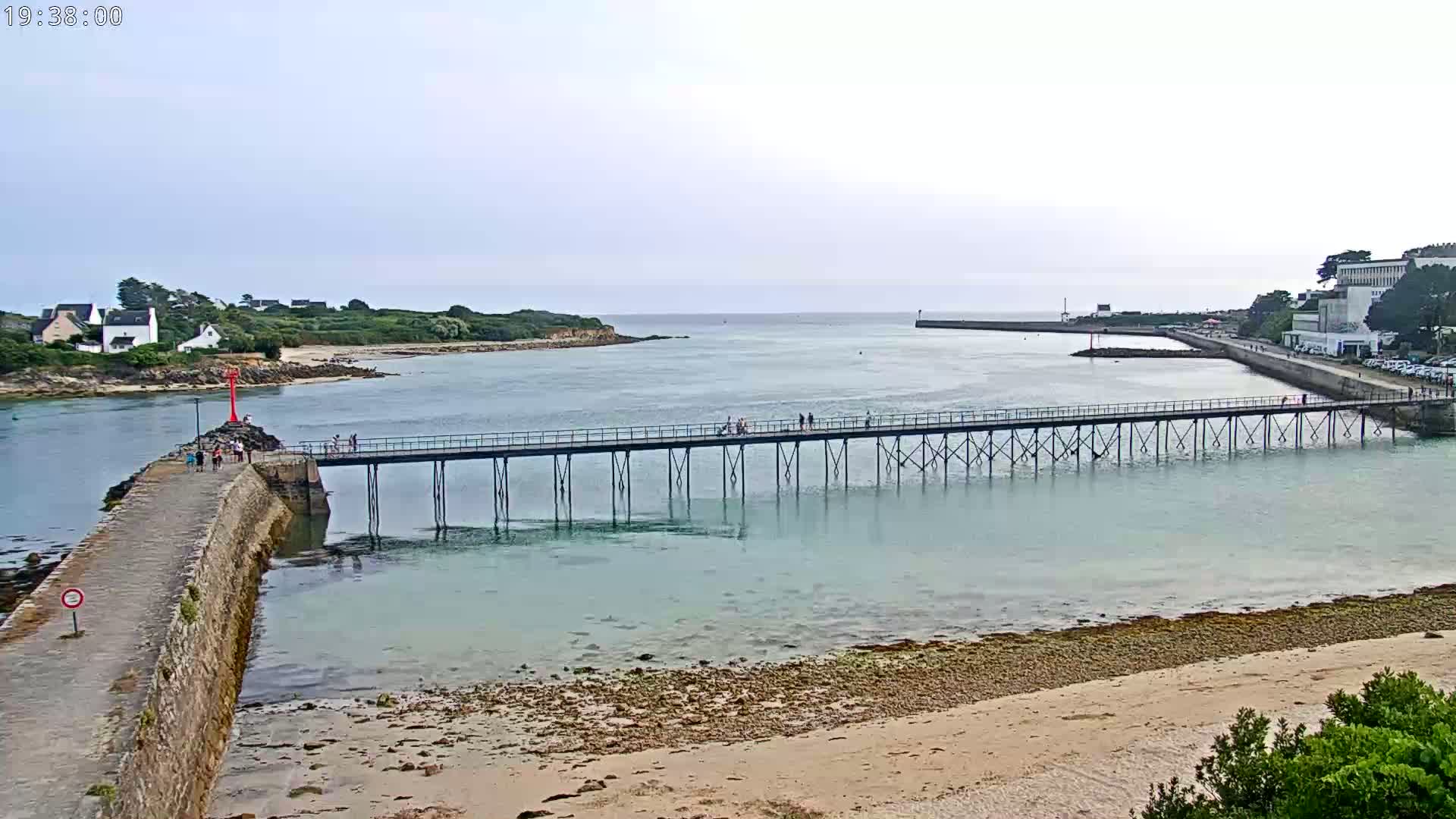 Audierne,  Passerelle des Capucins & Plage des Capucins Beach Live Cam - Quimper, Finistere, Bretagne, France