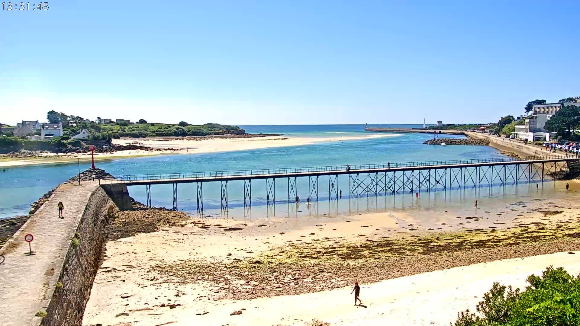 Audierne,  Passerelle des Capucins & Plage des Capucins Beach Live Cam - Quimper, Finistere, Bretagne, France