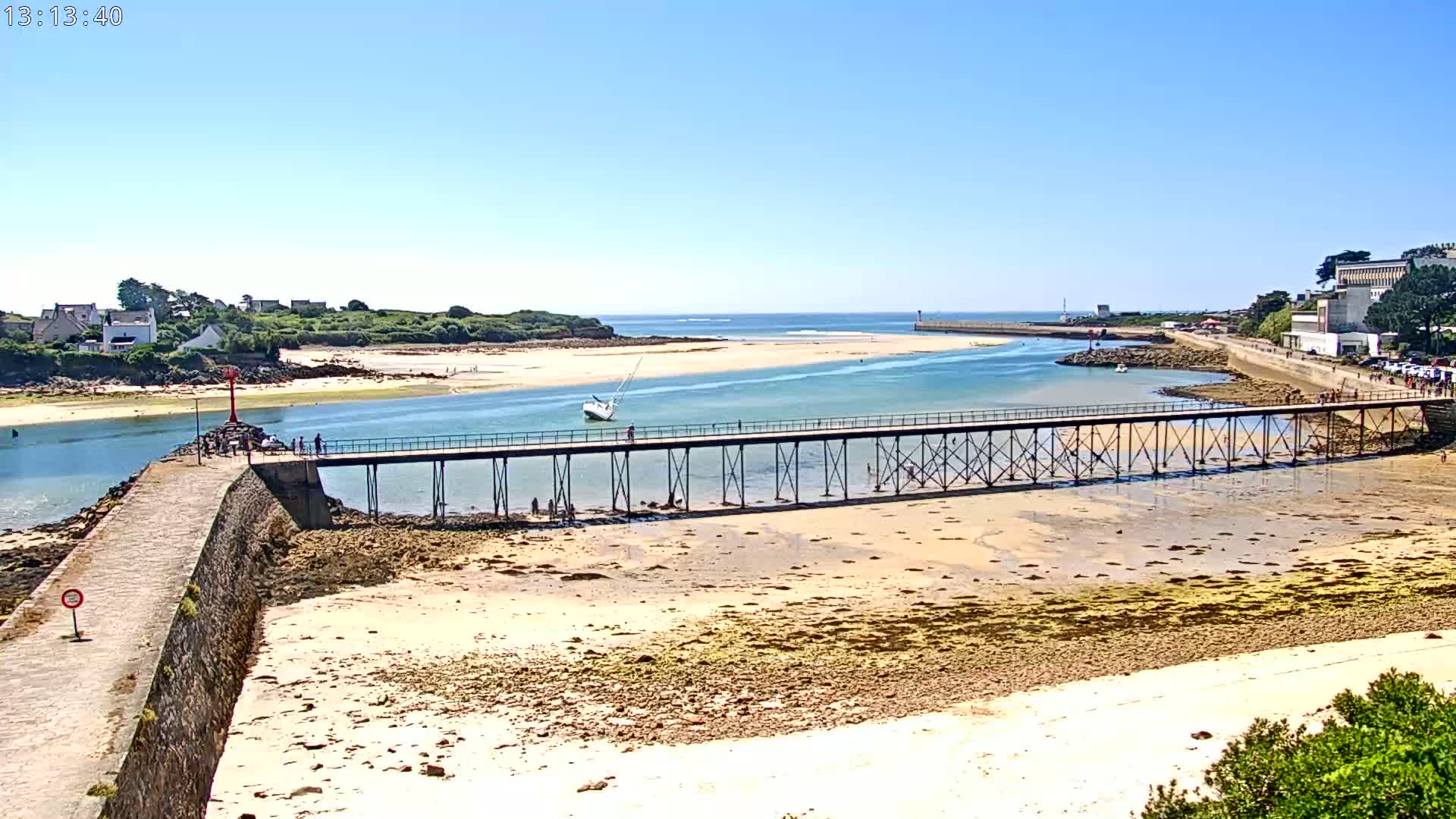 Audierne,  Passerelle des Capucins & Plage des Capucins Beach Live Cam - Quimper, Finistere, Bretagne, France