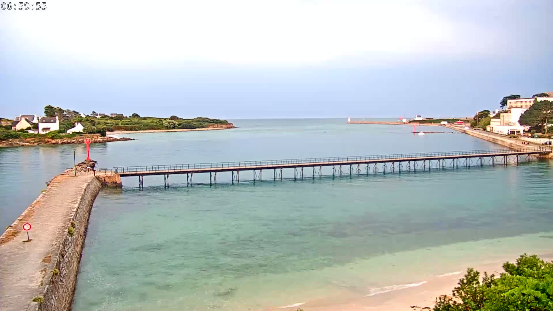 Audierne,  Passerelle des Capucins & Plage des Capucins Beach Live Cam - Quimper, Finistere, Bretagne, France