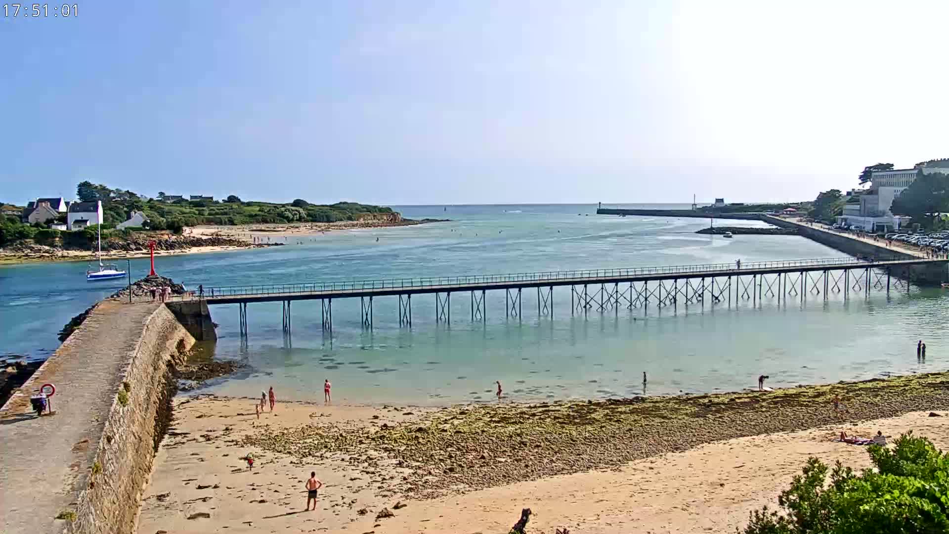 Audierne,  Passerelle des Capucins & Plage des Capucins Beach Live Cam - Quimper, Finistere, Bretagne, France