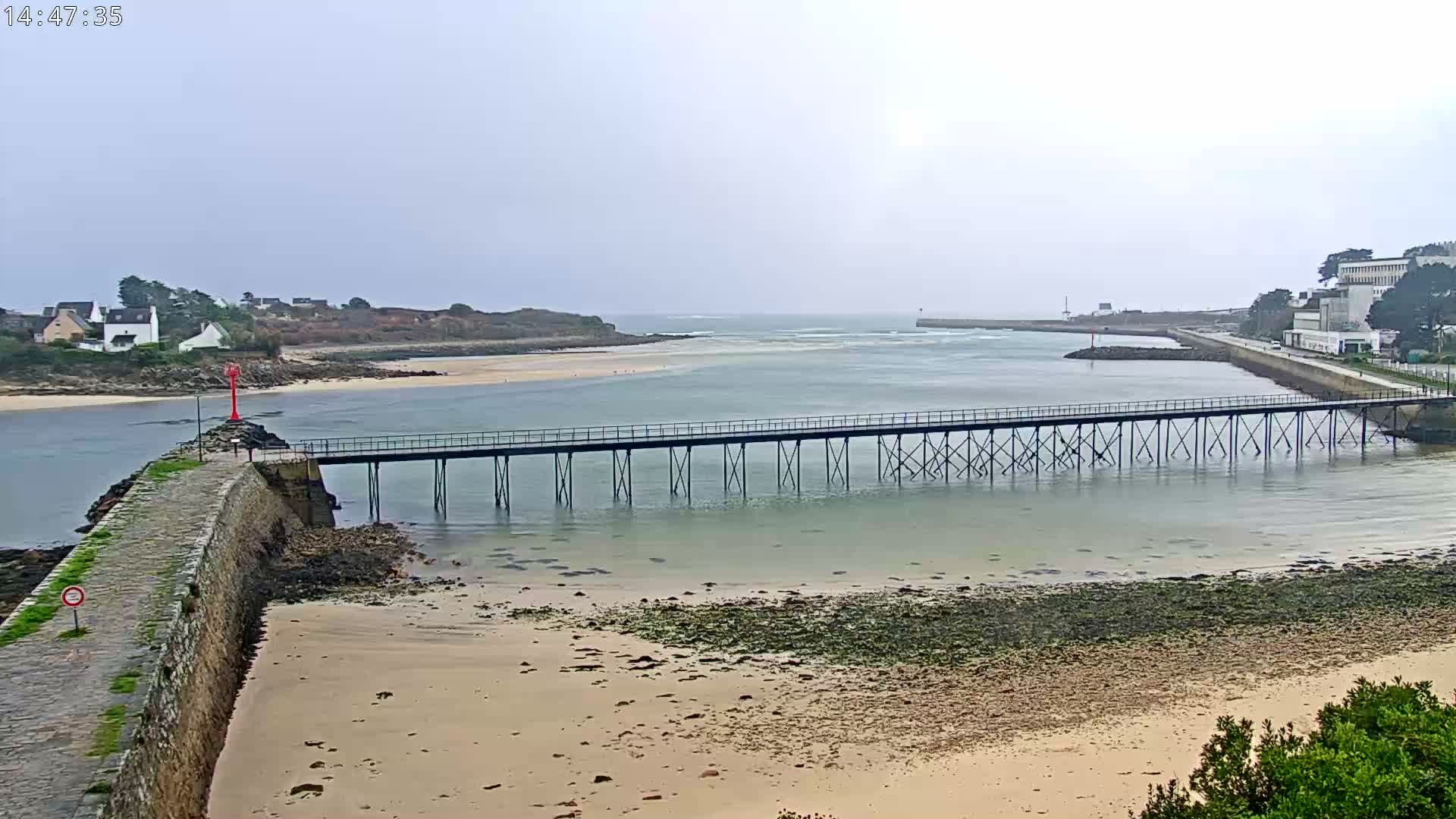 Audierne,  Passerelle des Capucins & Plage des Capucins Beach Live Cam - Quimper, Finistere, Bretagne, France