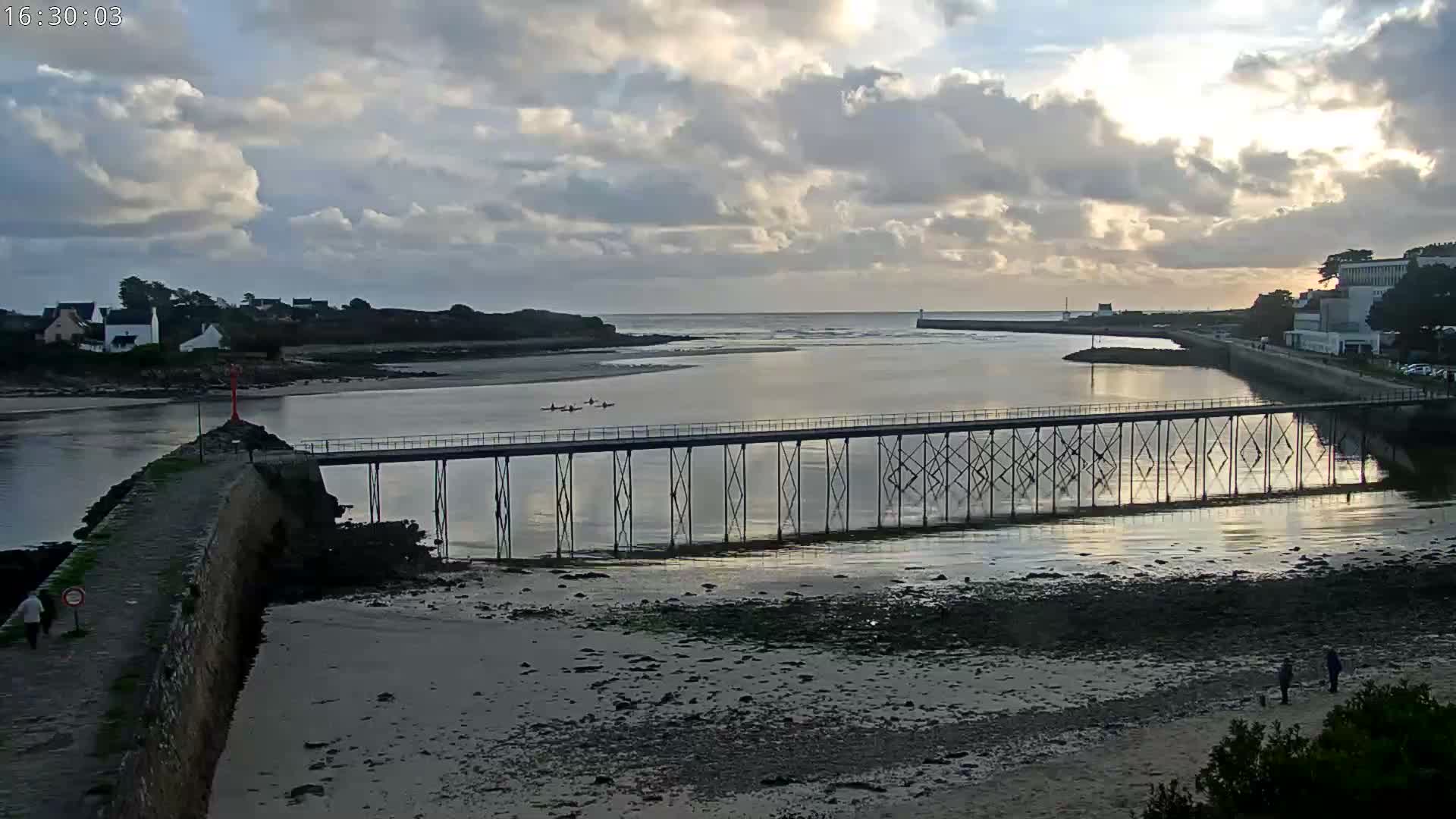 Audierne,  Passerelle des Capucins & Plage des Capucins Beach Live Cam - Quimper, Finistere, Bretagne, France