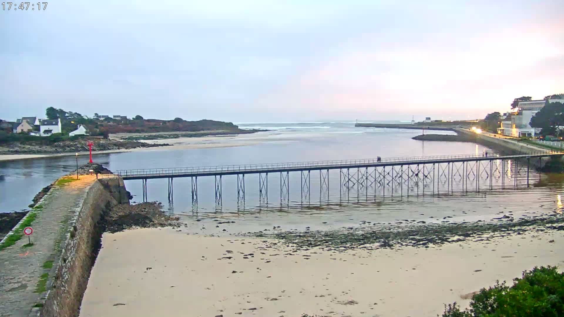 Audierne,  Passerelle des Capucins & Plage des Capucins Beach Live Cam - Quimper, Finistere, Bretagne, France