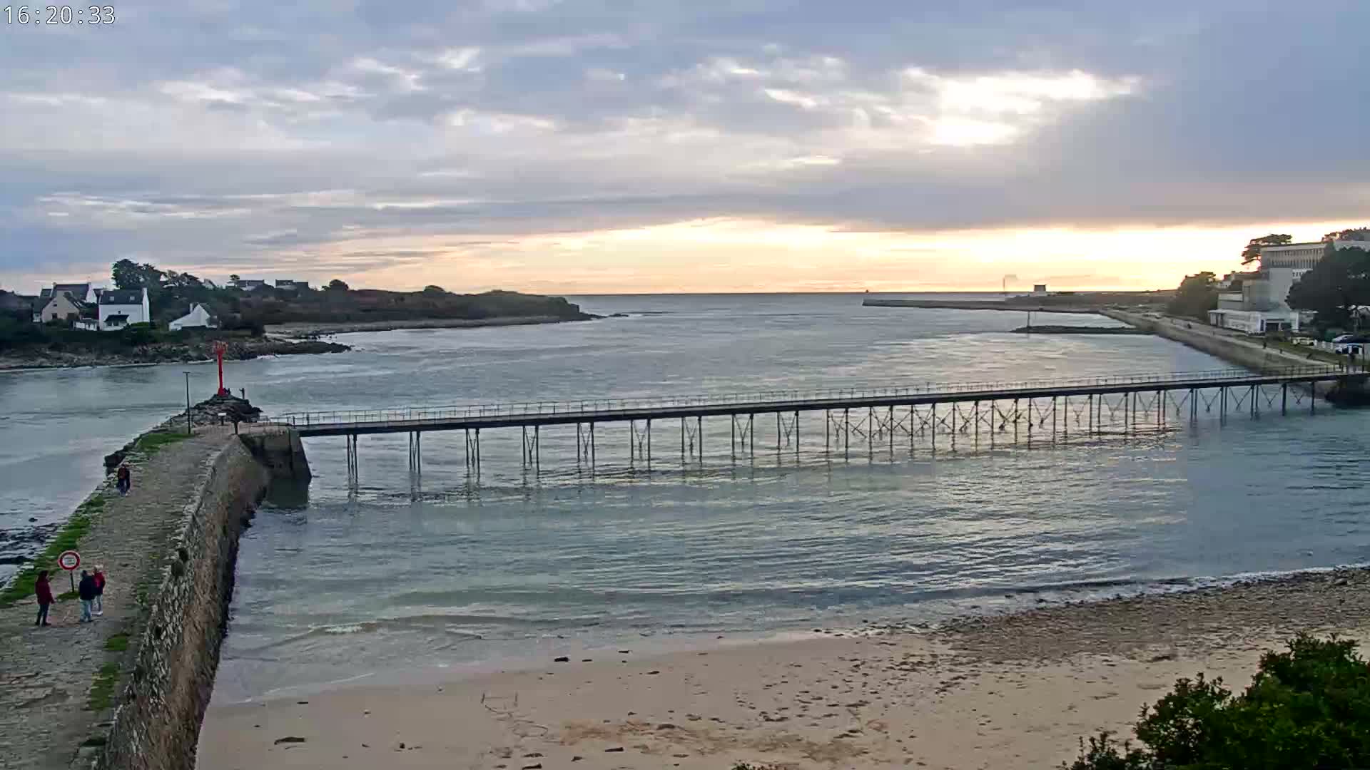 Audierne,  Passerelle des Capucins & Plage des Capucins Beach Live Cam - Quimper, Finistere, Bretagne, France