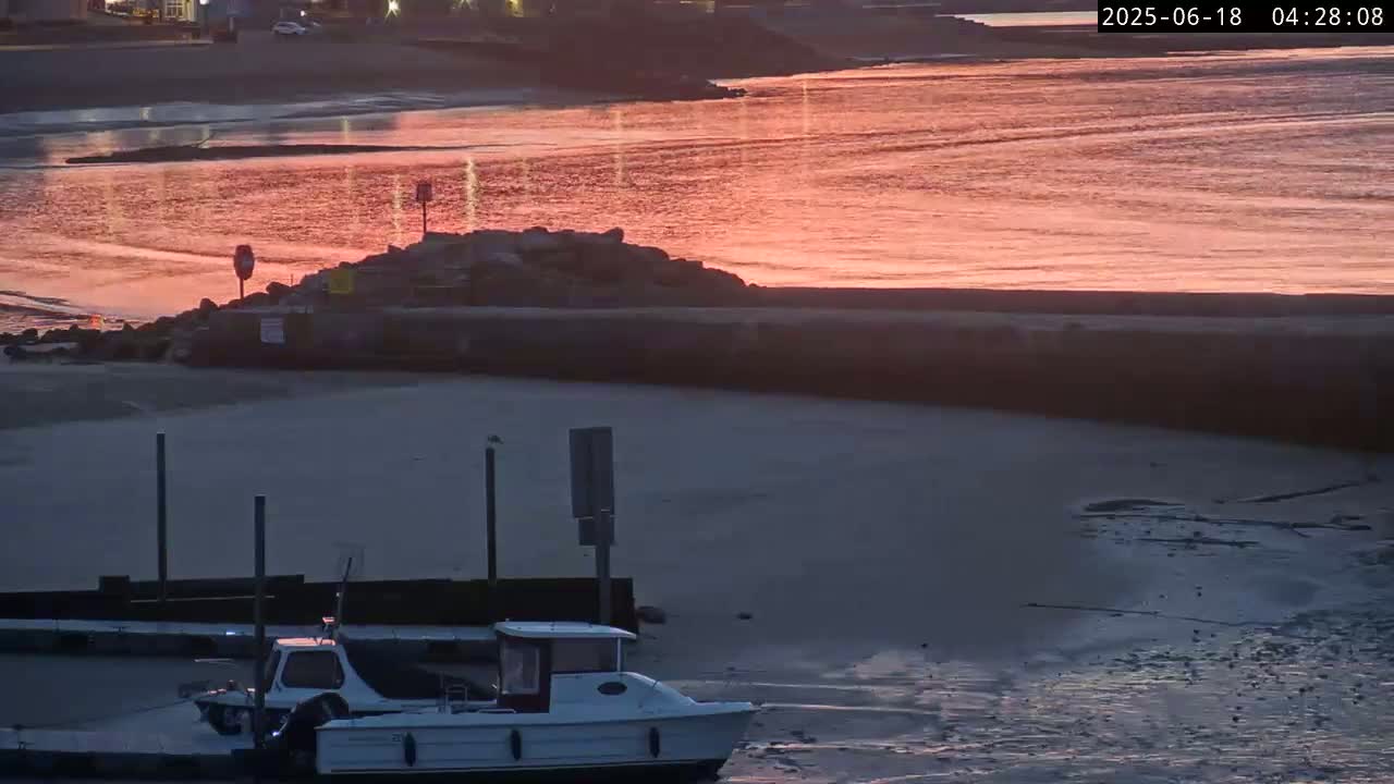 Lyme Regis Harbour Live Cam - Lyme Regis, Dorset, South West, England, United Kingdom
