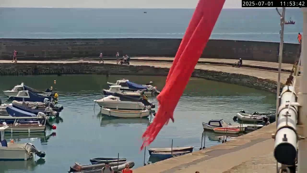 Lyme Regis Harbour Live Cam - Lyme Regis, Dorset, South West, England, United Kingdom