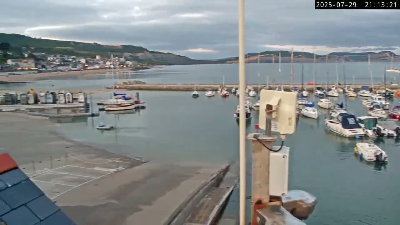 Lyme Regis Harbour Live Cam - Lyme Regis, Dorset, South West, England, United Kingdom