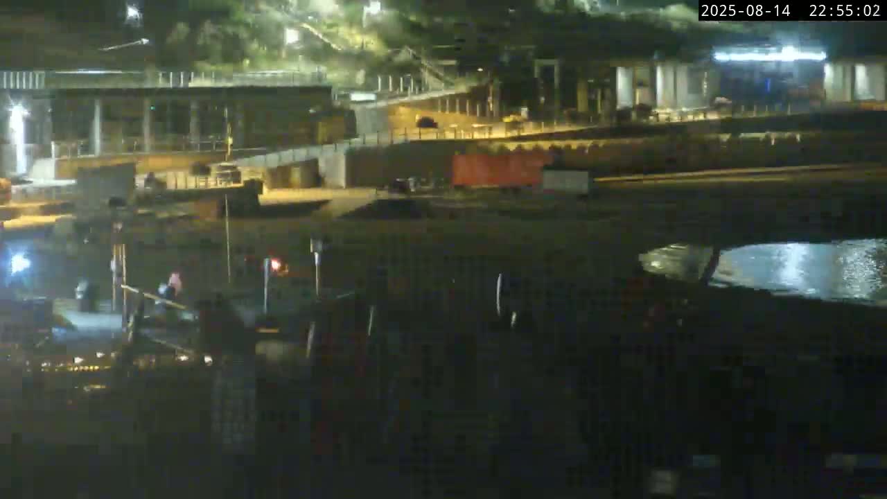 Lyme Regis Harbour Live Cam - Lyme Regis, Dorset, South West, England, United Kingdom