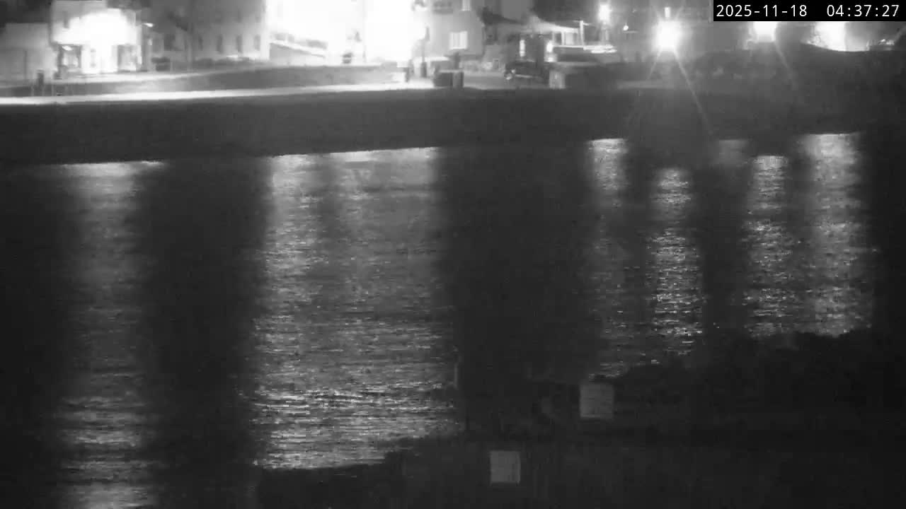 Lyme Regis Harbour Live Cam - Lyme Regis, Dorset, South West, England, United Kingdom