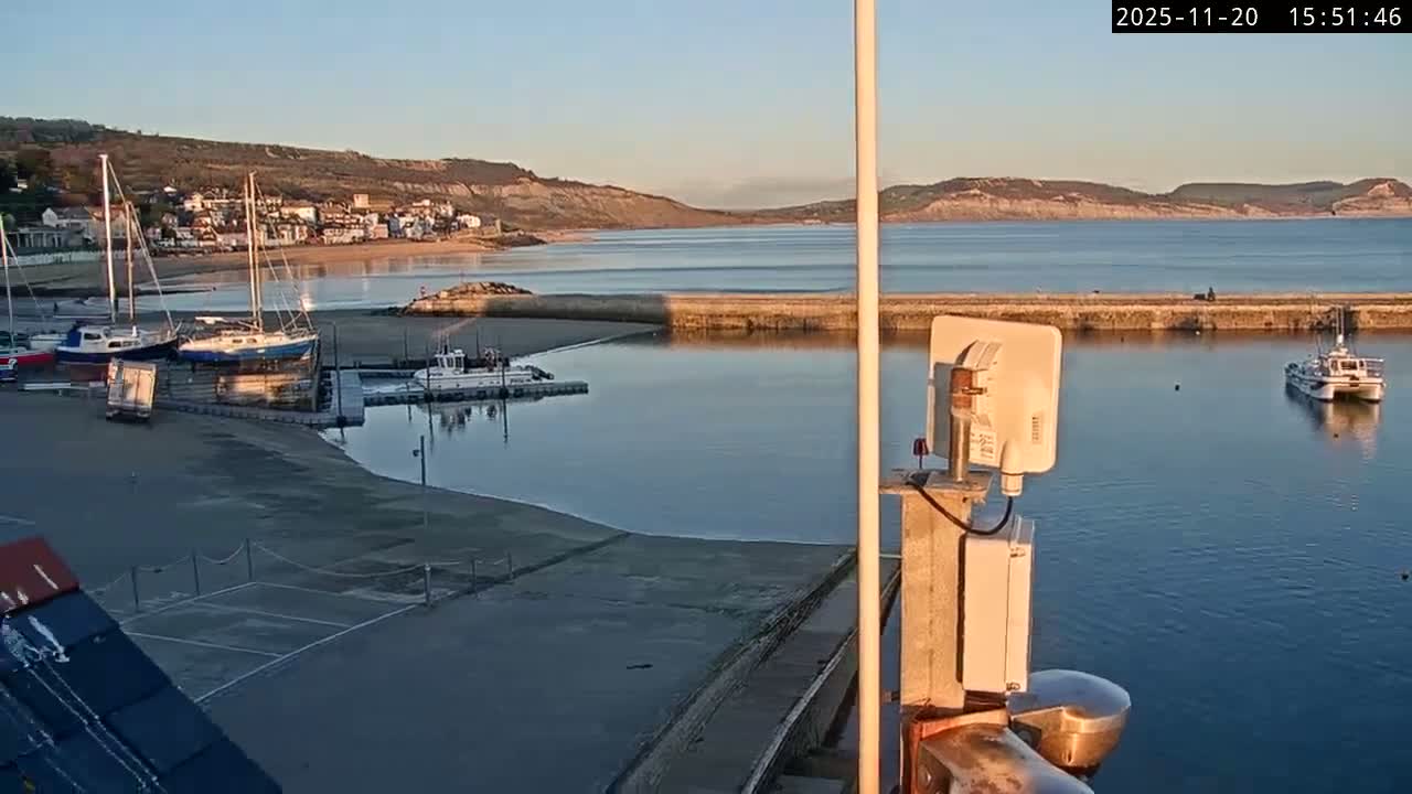 Lyme Regis Harbour Live Cam - Lyme Regis, Dorset, South West, England, United Kingdom