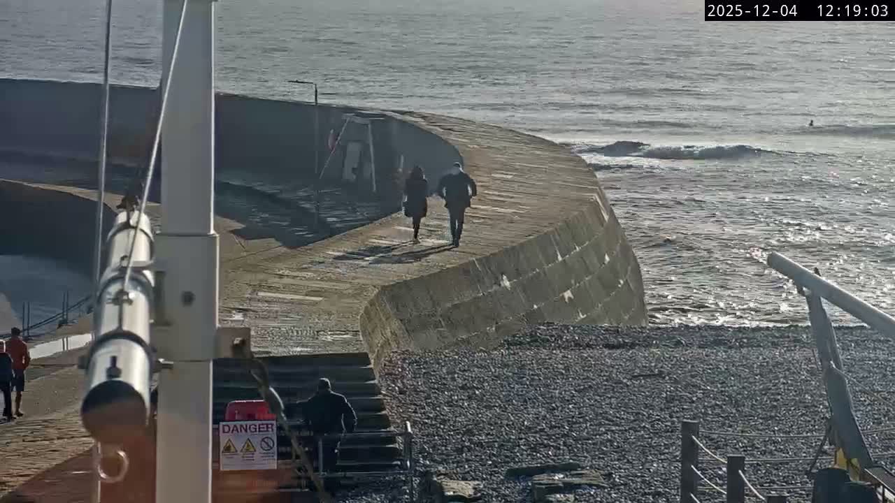 Lyme Regis Harbour Live Cam - Lyme Regis, Dorset, South West, England, United Kingdom